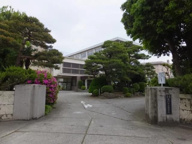 富山いずみ高校の外観