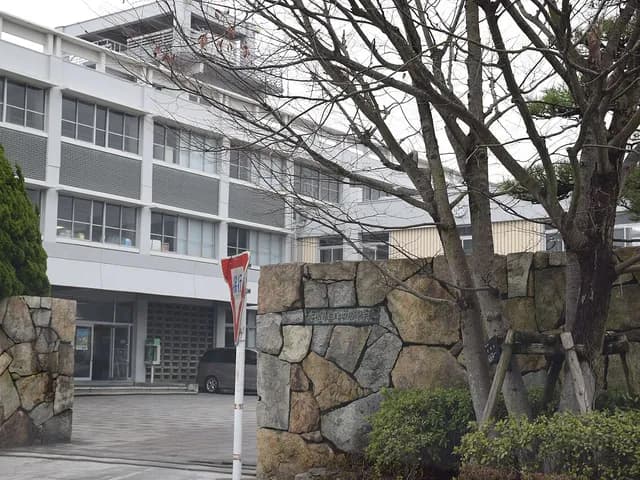 津田高校の外観