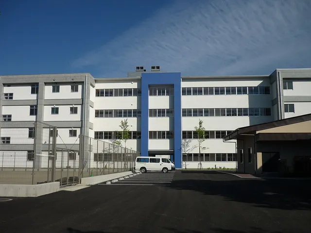 都留興譲館高校の外観