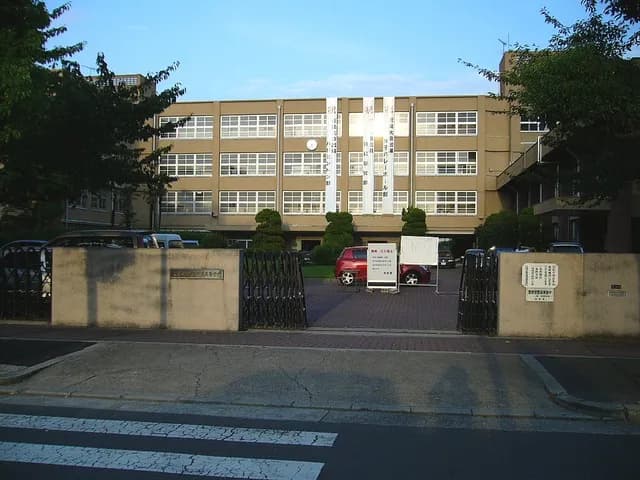鶴見商業高校の外観