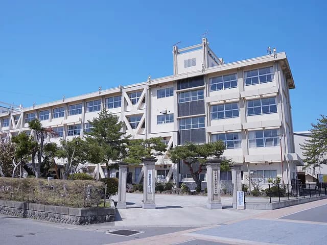 鶴岡工業高校の外観