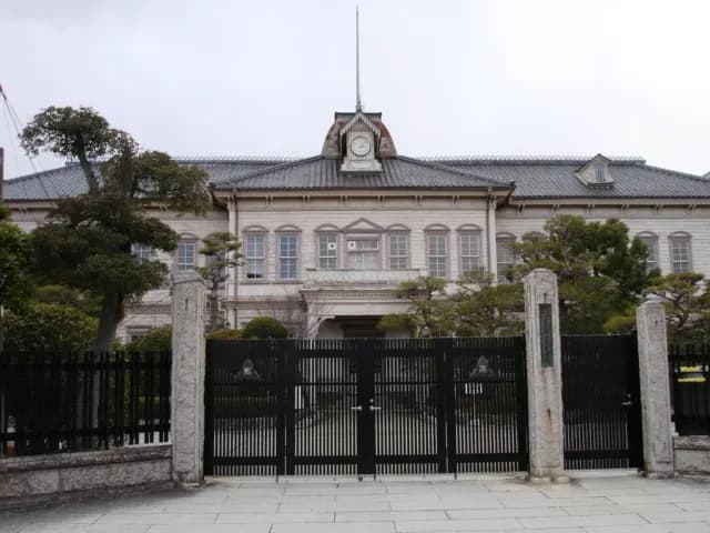 津山高校の外観