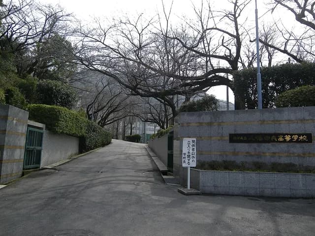 八幡中央高校の外観