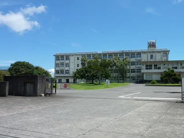 山川高校の外観