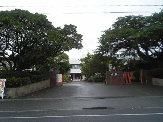 読谷高校の外観