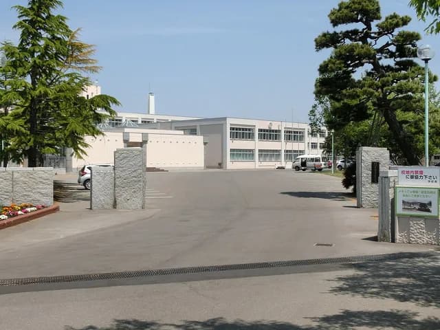 青森商業高校の外観