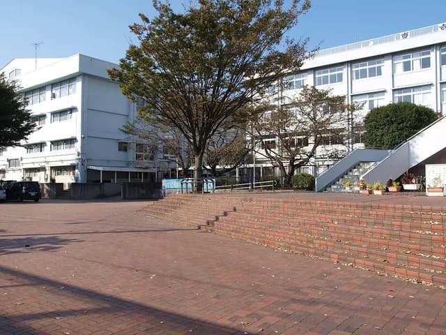 府中東高校の外観
