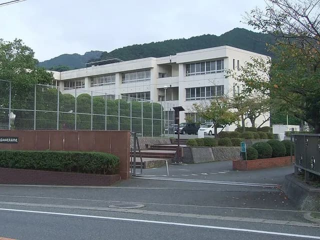 柏陵高校の外観