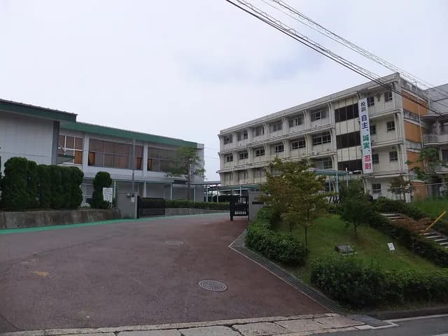 広島商業高校の外観