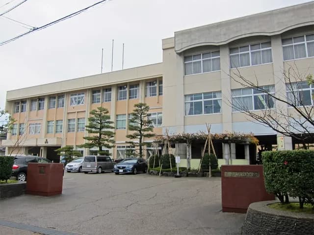 石動高校の外観