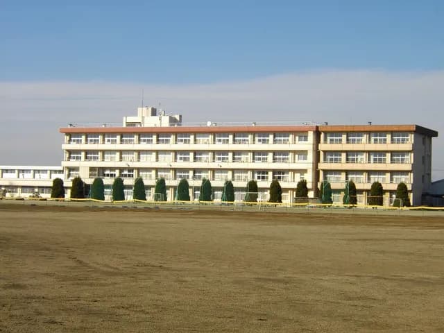 古河中等教育学校の外観