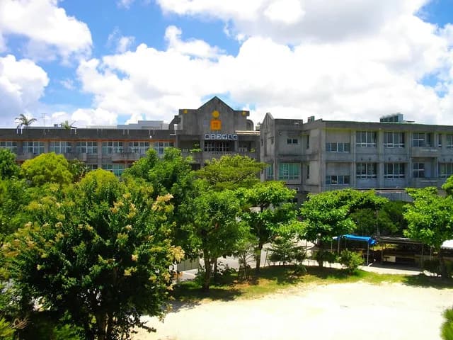 コザ高校の外観