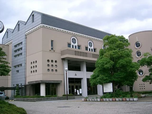 三国丘高校の外観