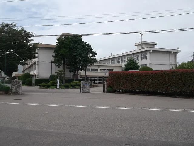 村上中等教育学校の外観