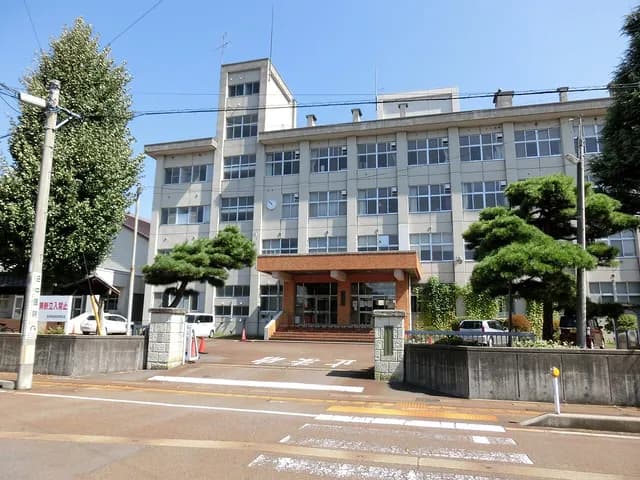 長岡明徳高校の外観