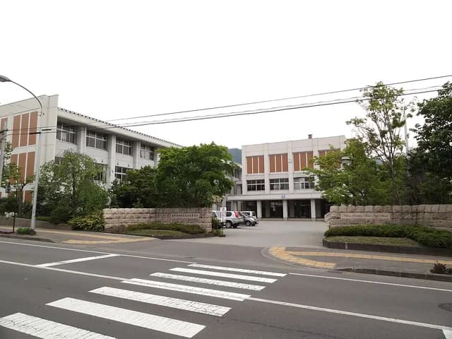 中野立志館高校の外観