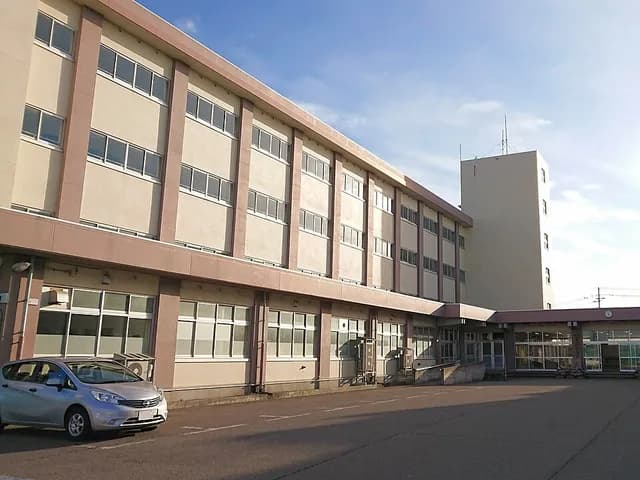 直江津中等教育学校の外観