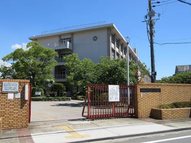 西寝屋川高校の外観