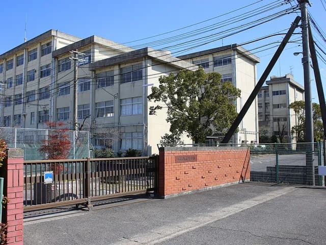日進西高校の外観
