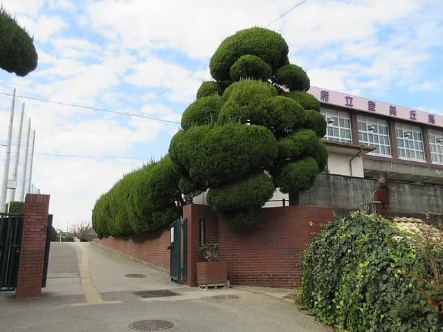 登美丘高校の外観