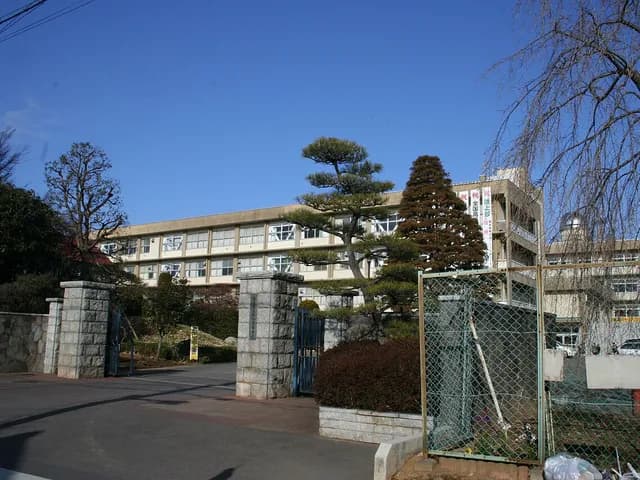 松山高校の外観