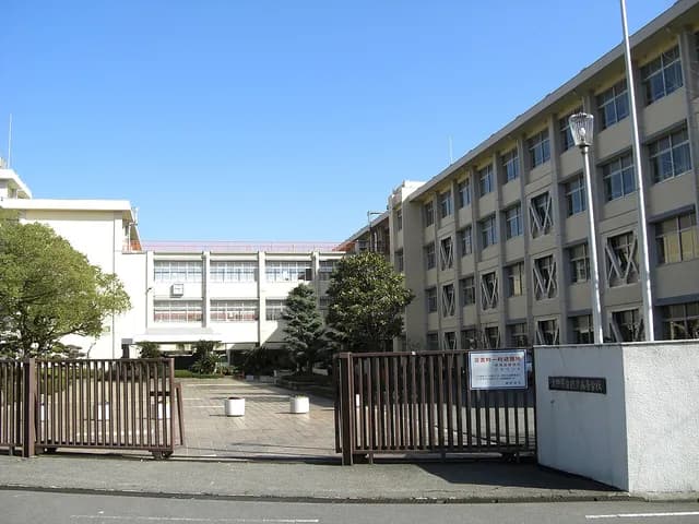 摂津高校の外観