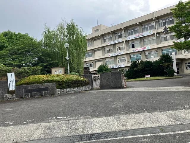 丹原高校の外観