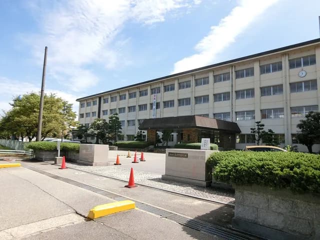 富山商業高校の外観