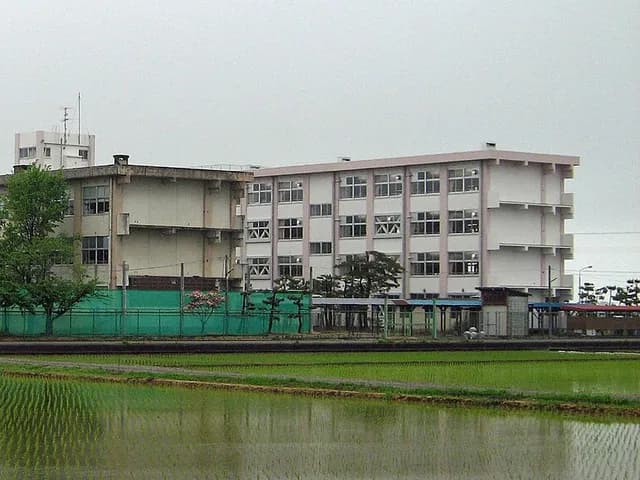 燕中等教育学校の外観