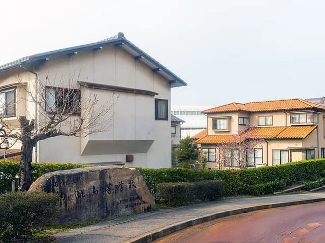 内灘高校の外観