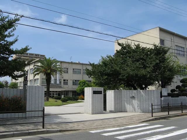 淀商業高校の外観