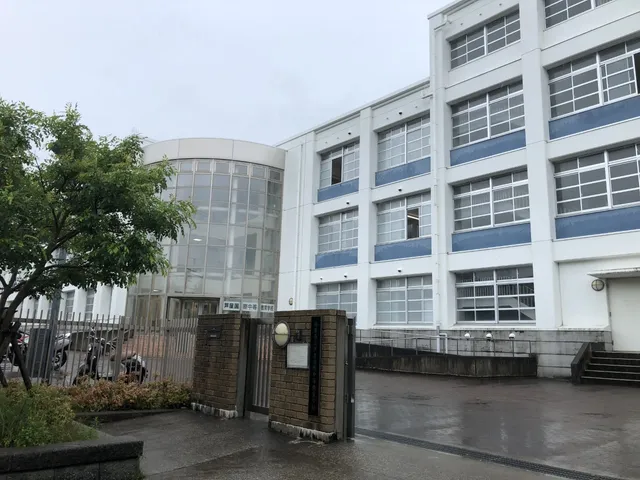 芦屋国際中等教育学校の外観