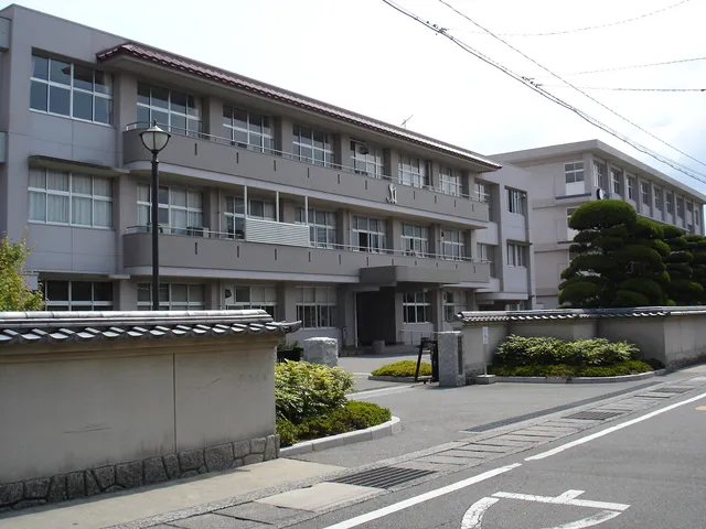 長府高校の外観