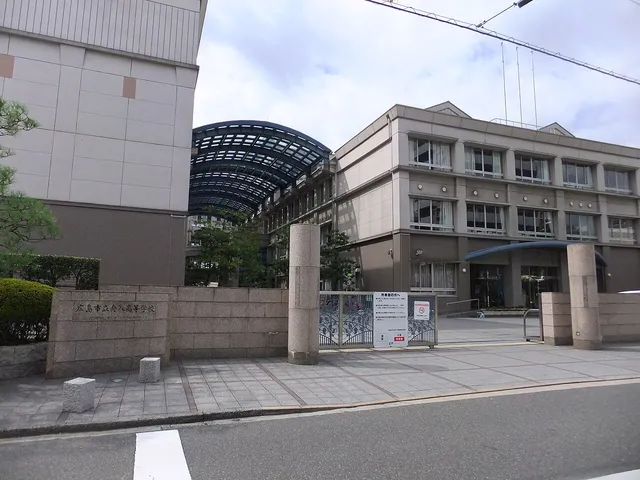 舟入高校の外観