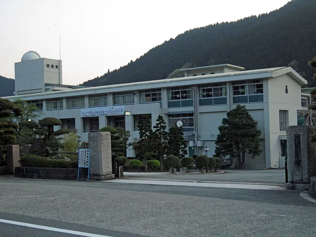 生野高校の外観