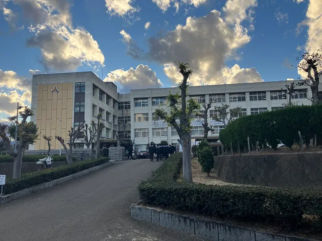 今治東中等教育学校の外観