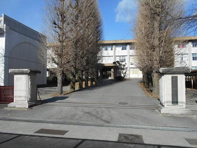 伊那弥生ケ丘高校の外観