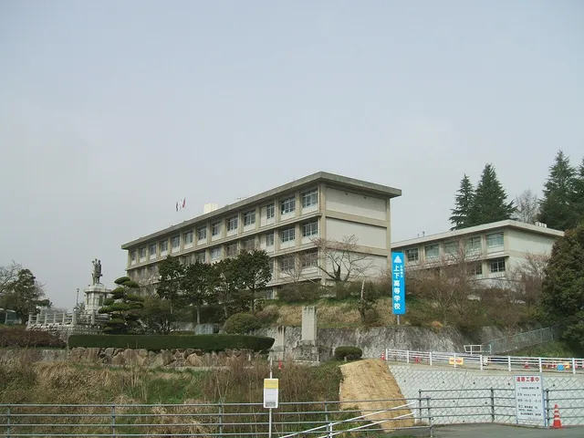 上下高校の外観