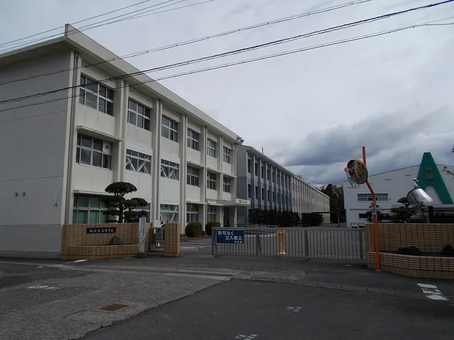 紀央館高校の外観