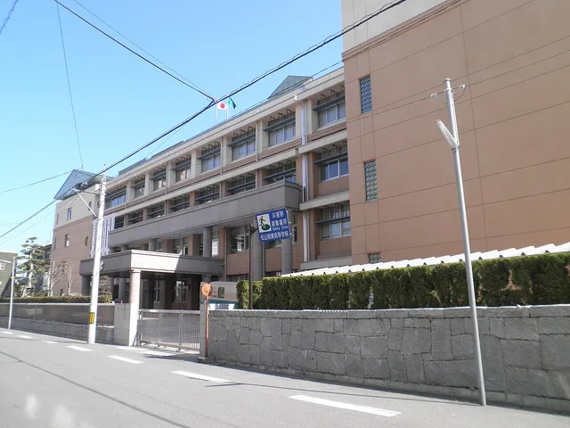 松山商業高校の外観