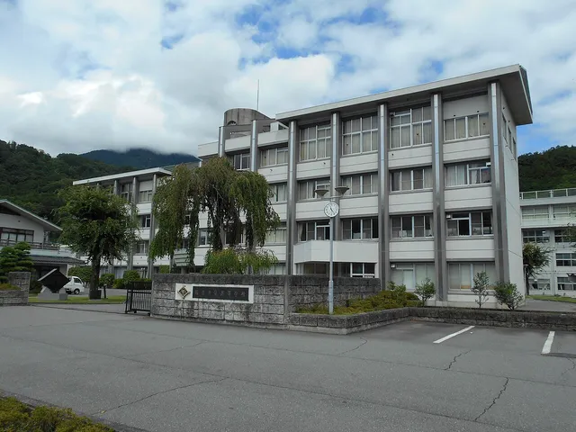 身延高校の外観
