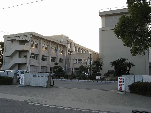 名西高校の外観