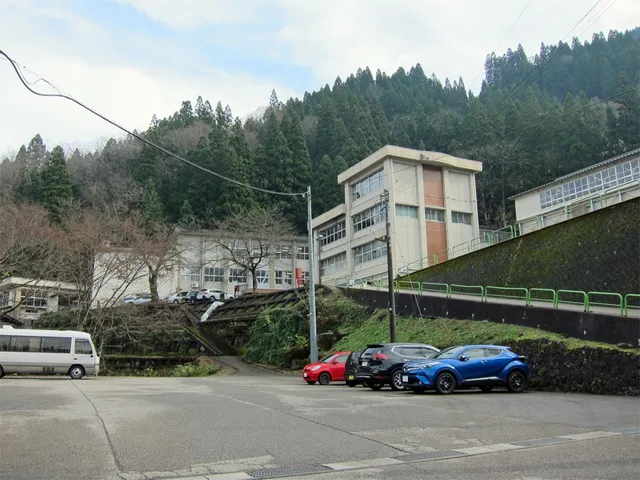 南砺平高校の外観