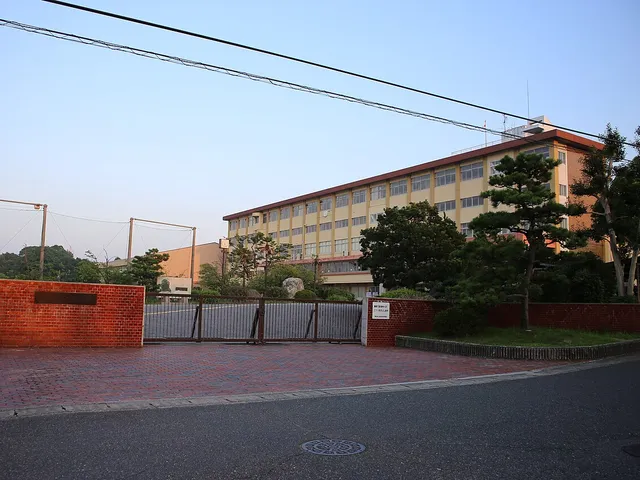 鳴海高校の外観