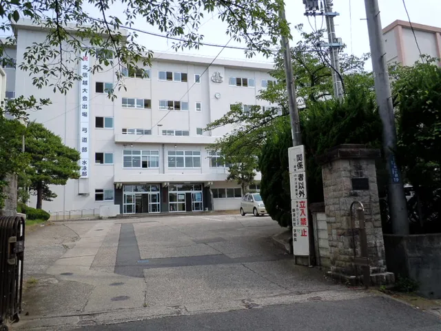 新津高校の外観