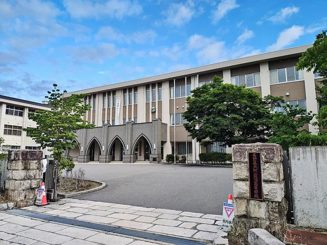 大町岳陽高校の外観