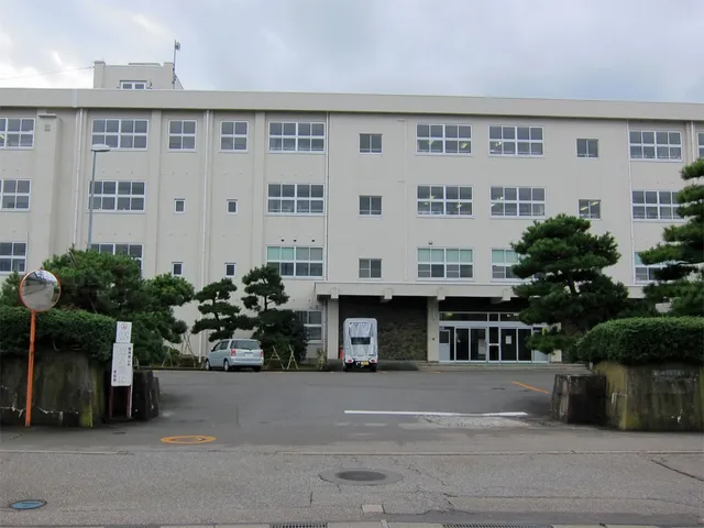 新湊高校の外観