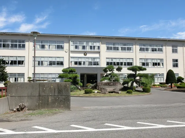 塩尻志学館高校の外観