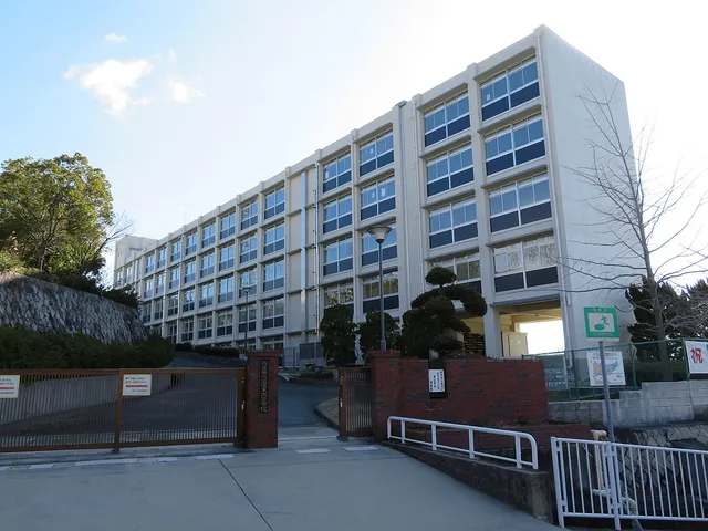 宝塚東高校の外観