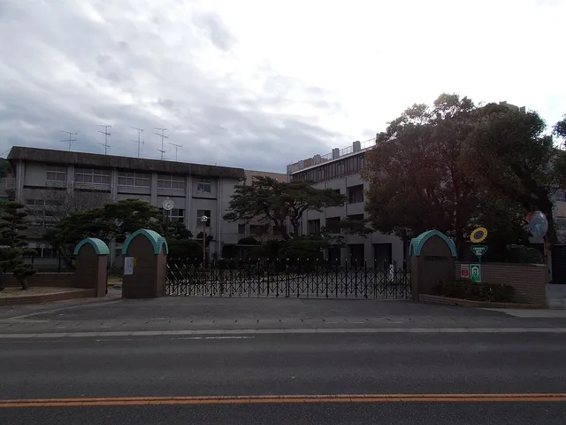 富岡西高校の外観